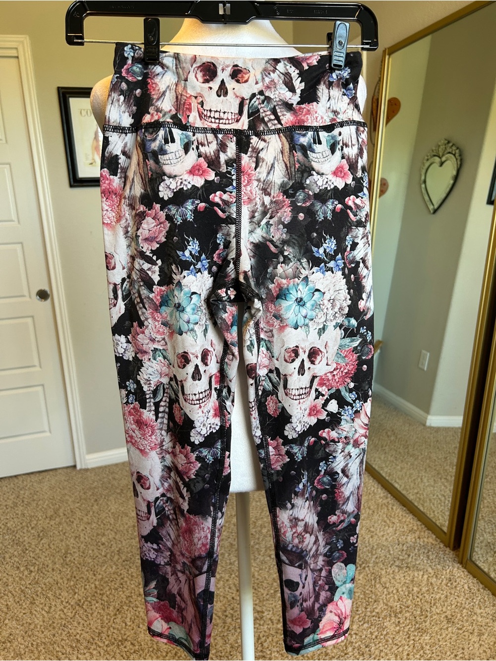Evolution & Creation Skull Floral Print Capri Cropped Leggings Black Pink Size S